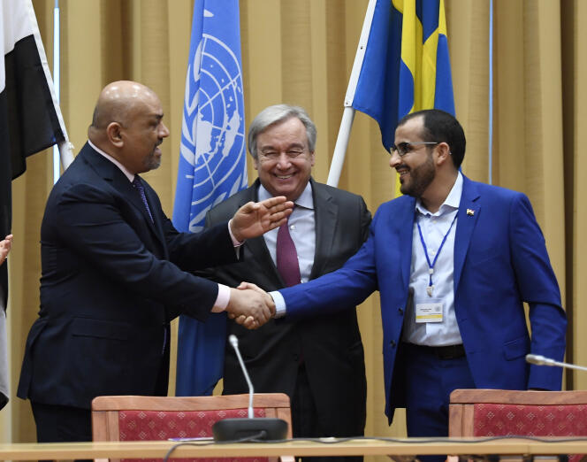 Le ministre des affaires étrangères yéménite, Khaled Al-Yamani, serre la main du chef des forces rebelles houthistes Mohammed Abdel Salam, sous les yeux du secrétaire général des Nations unies Antonio Guterres, le 13 décembre à Rimbo (Suède).