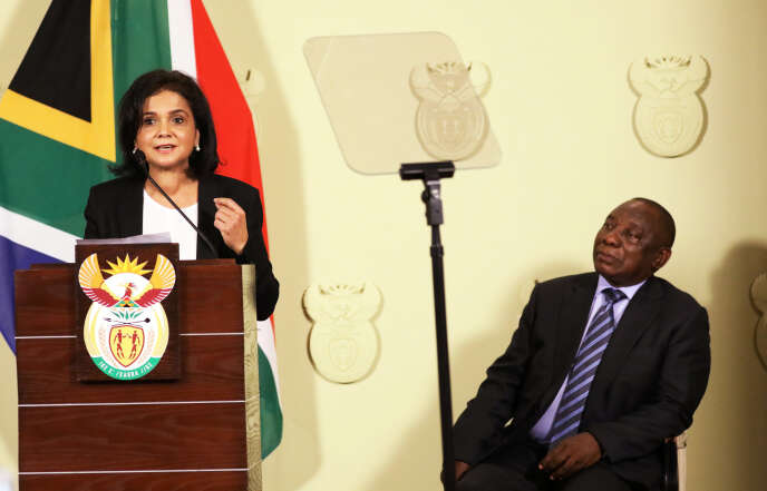 La nouvelle procureure générale sud-africaine Shamila Batohi lors de son discours inaugural en présence du président Cyril Ramaphosa, à Pretoria, le 4 décembre.