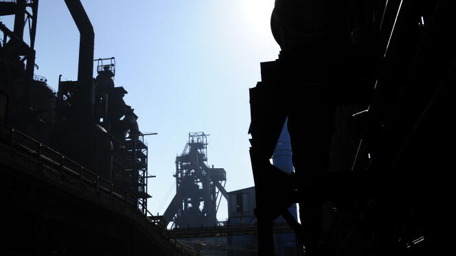 Les cheminées des hauts-fourneaux d’ArcelorMittal à Florange (Moselle), en avril 2013.