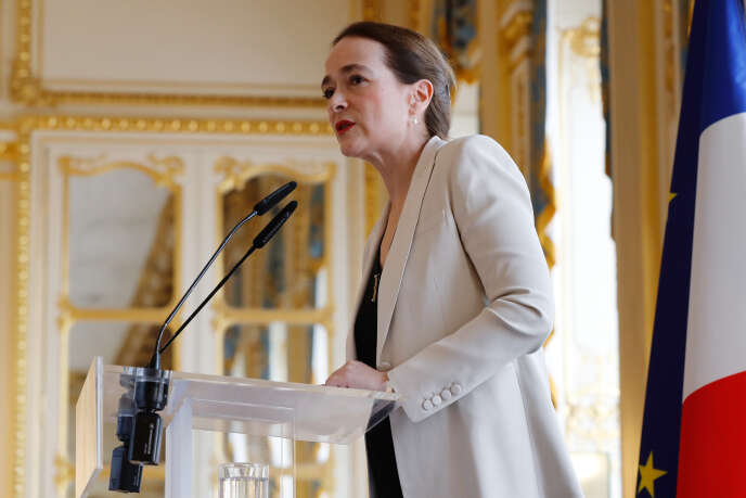 Delphine Ernotte, la présidente de France Télévisions, lors de la présentation du « plan de transformation » du groupe public, au ministère de la culture, à Paris, le 4 juin.