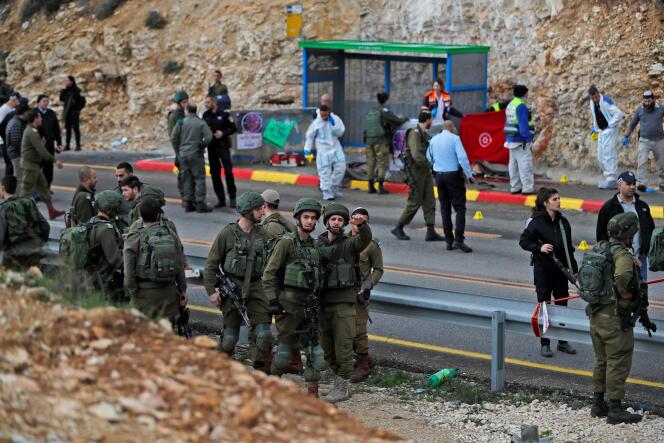 « Un terroriste est sorti de son véhicule et a tiré en direction de soldats israéliens et de civils qui attendaient à un arrêt de bus », a expliqué l’armée israélienne.