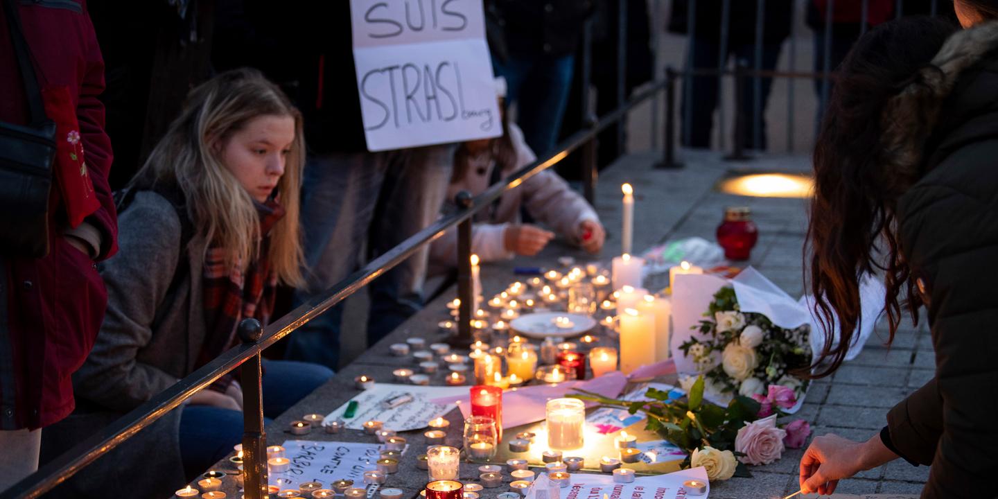 Strasbourg Se Recueille Apres L Attentat Meurtrier A Proximite De Son Marche De Noel