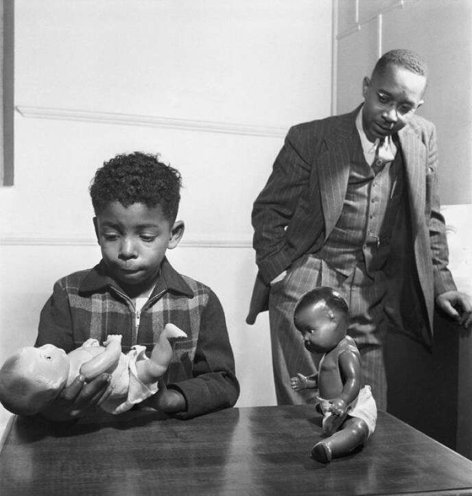 Les pédopsychiatres afro-américains Kenneth et Mamie Clark ont créé le test dit « de la poupée noire » pour mettre en évidence les effets du racisme sur les enfants noirs.