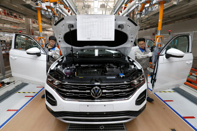Des ouvriers, sur une chaîne de production chinoise d’une usine Volkswagen, le 12 décembre 2018.