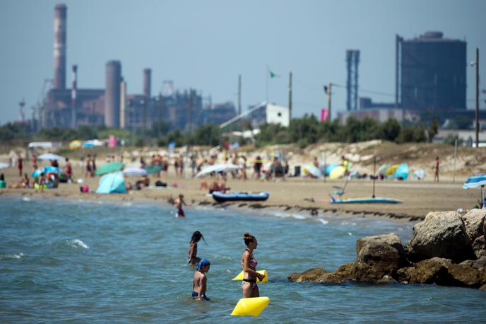 En la playa de Fos-sur-Mer, en el sur de Francia, en julio de 2015. En la parte de fondo de la planta de ArcelorMittal.