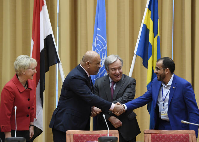 Sous les yeux  de la ministre des affaires étrangères suédoise, Margot Wallström,  le ministre  des affaires étrangères yéménite,  Khaled Al-Yamani (à gauche), serre  la main du chef des forces rebelles houthistes, Mohammed Abdel Salam (à droite),et du secrétaire général des Nations unies, Antonio Guterres, le 13 décembre, à Stockholm.