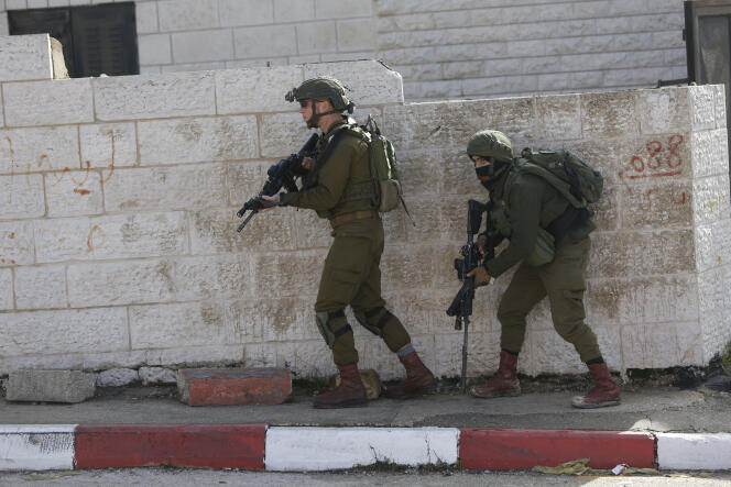 Des soldats israéliens lors d’une opération de recherche d’un Palestinien suspecté d’être l’auteur d’une fusillade, à Ramallah (Cisjordanie), le 10 décembre.