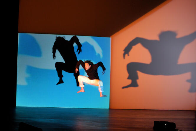 Le danseur et chorégraphe Philippe Decouflé propose un spectacle envoûtant dans « Solo-Le doute m’habite ».