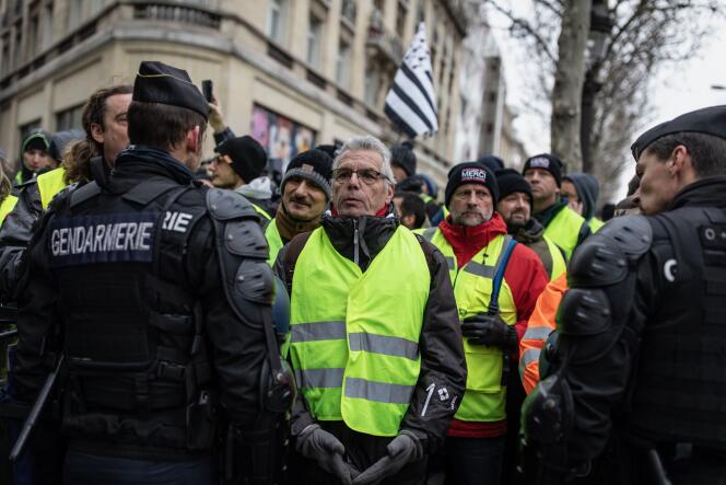 Des « gilets jaunes » lors de la manifestation à Paris, le 15 décembre.