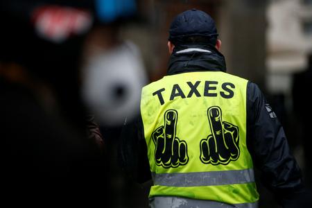Un « gilet jaune » manifeste à Nantes, le 15 décembre 2018.