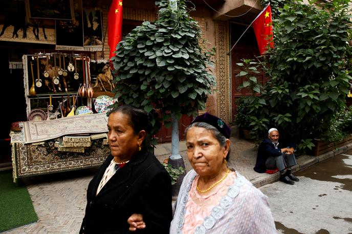 Drapeaux chinois dans le centre historique de Kashgar (province autonome ouïgoure), le 6 septembre.