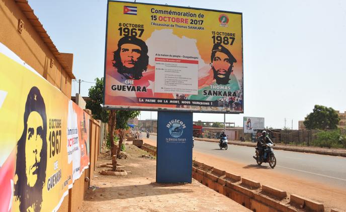 Affiche pour Thomas Sankara, le « Che Guevara » africain dans une rue de Ouagadougou en octobre 2017, trente ans après sa mort.  (Photo by Ahmed OUOBA / AFP)