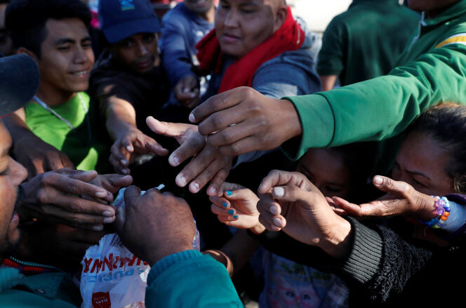 Migrants d’Amérique centrale, se dirigeant vers les Etats-Unis, reçoivent une aide dans un camp à Tijuana, à la frontière mexicaine.