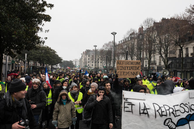 Plus d’un millier de manifestants sont rassemblés au départ de la marche, à Nantes, le 15 décembre.