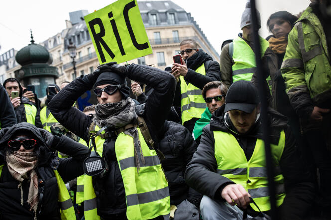 Lors de la manifestation des « gilets jaunes » à Paris, le 15 décembre.