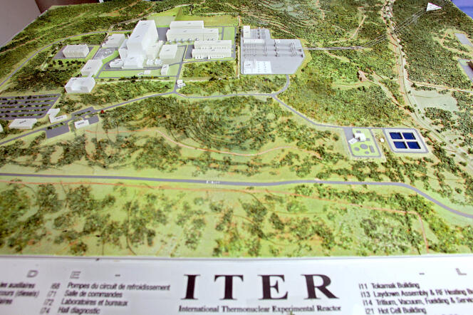Une maquette du futur réacteur nucléaire ITER, exposée en 2005 sur le site du CEA de Cadarache.