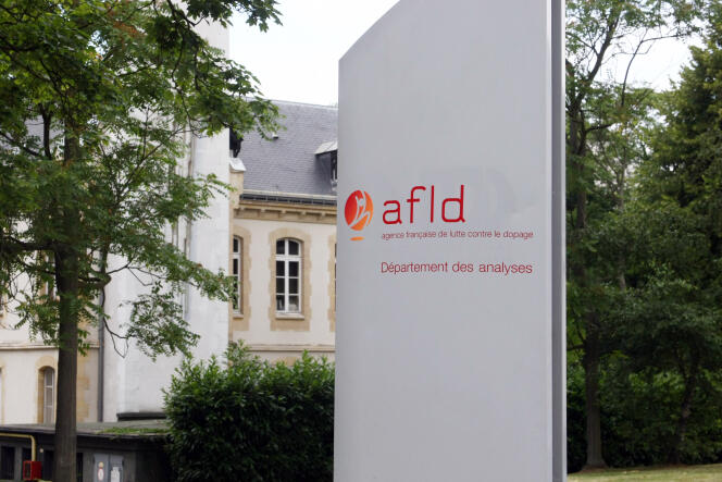 A l'entrée du laboratoire de l'Agence française de lutte contre le dopage (AFLD), à Châtenay-Malabry, en 2008.