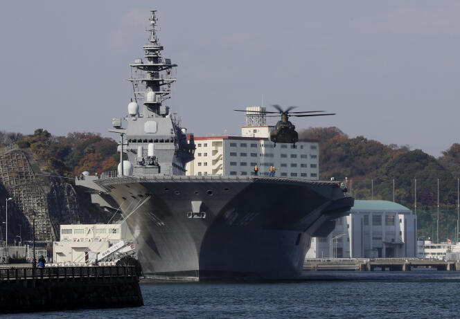 Le porte-hélicoptères Izumo, appelé à être transformé en porte-avions, ici en décembre 2016.