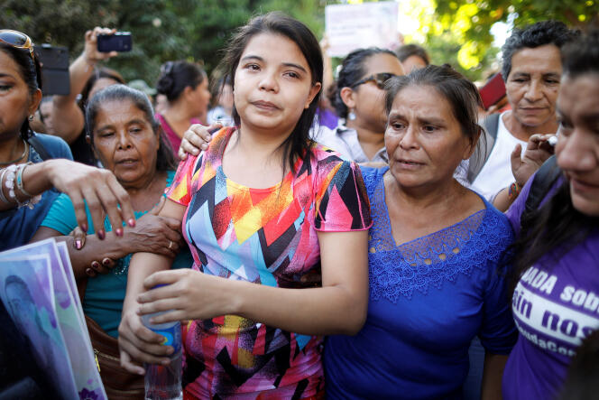 Imelda Cortez (au centre) réagit à son acquittement pour tentative d’avortement, le 17 décembre à Usulutan, au Salvador.