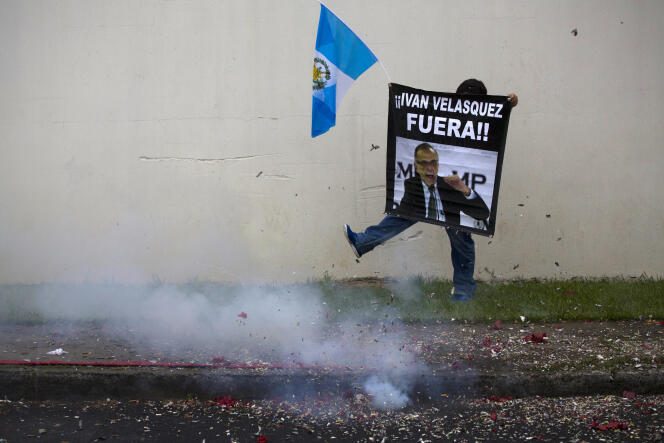 « Ivan Velasquez dehors ! » Un manifestant réclame le départ du chef de la Commission internationale contre l’impunité au Guatemala, le 31 août 2018, devant le siège de l’Organisation desNations unies.