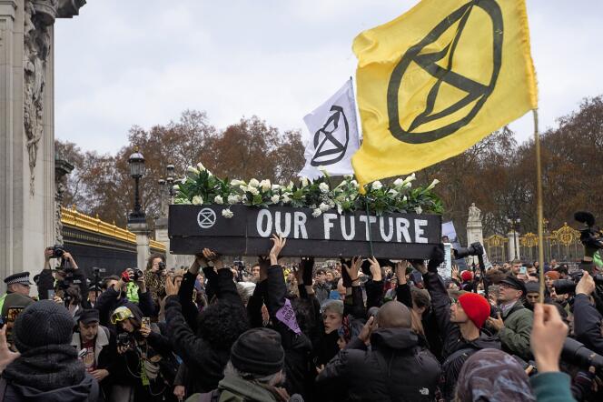 Manifestation du mouvement Extinction Rebellion, à Londres, devant Buckingham Palace, le 24 novembre.