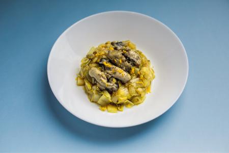 Des huîtres accompagnées d’endives et d’épices.