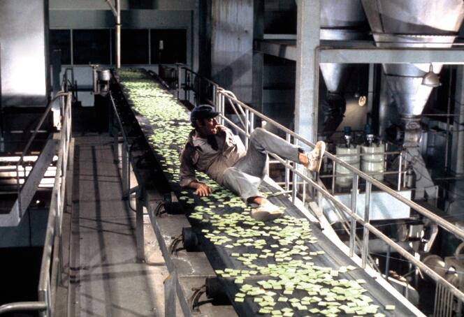 Charlton Heston, ici dans l’usine qui fabrique le « soleil vert », seule nourriture disponible.