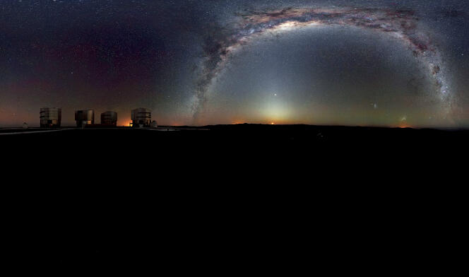 La Voie lactée au-dessus de l’Observatoire du Cerro Paranal (Chili). L’image a été réalisée à partir de 37 images individuelles avec une durée totale d’exposition d’environ 30 minutes, prises tôt le matin. La Lune se lève et la lumière zodiacale