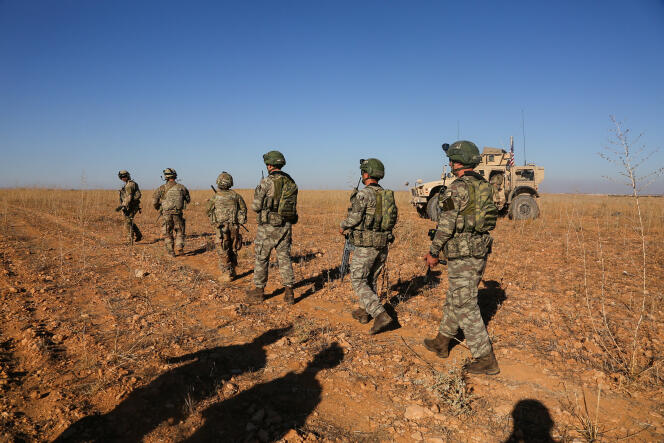 Des forces américaines et turques dans une patrouille commune, à Manbij, en Syrie, le 1er novembre.