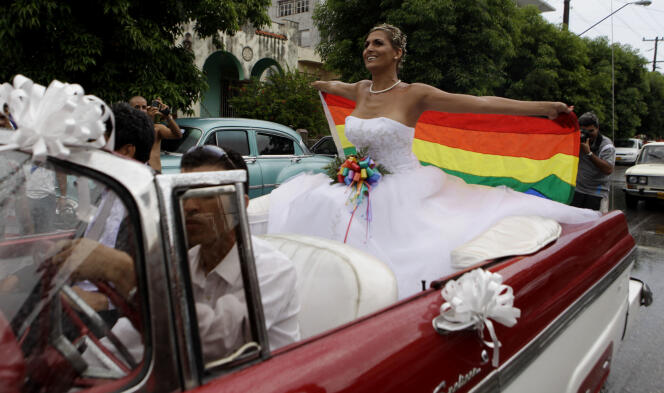 La commission chargée de rédiger la nouvelle Constitution cubaine a modifié le projet de réforme pour supprimer toute mention au mariage.