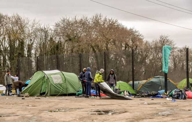 Un groupe de migrants à Calais, le 9 mars 2018.