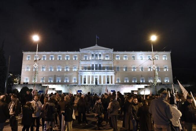 Manifestation contre l’austérité, devant le Parlement grec, à Athènes, mardi 18 décembre.