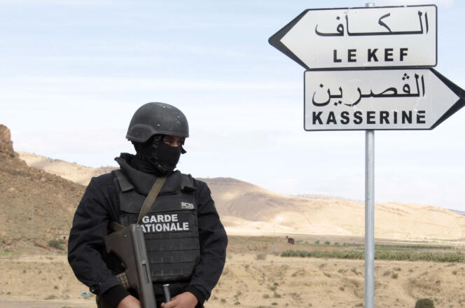 Un policier tunisien lors d’une opération de sécurité près de la frontière avec l’Algérie, en octobre 2014.