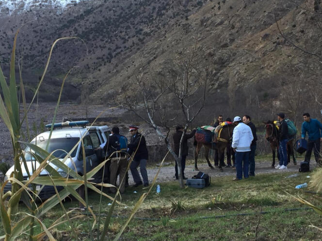 Des enquêteurs marocains à Imlil, dans une vallée du massif du Haut Atlas, le lendemain de la découverte des corps, mardi 18 décembre.
