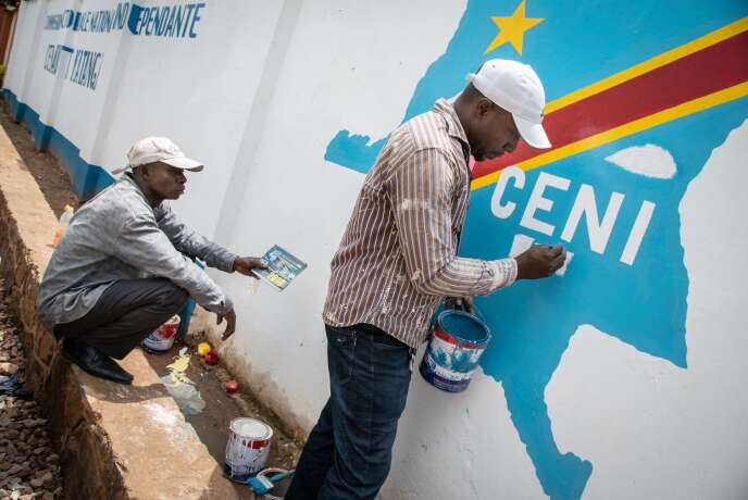 Des ouvriers peignent le logo de la Commission électorale nationale indépendante (CENI) de la République démocratique du Congo à Lubumbashi, le 20 décembre 2018.