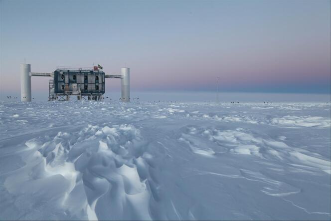 Le laboratoire IceCube situé dans le station Amundsen-Scott au pôle sud est le plus grand détecteur de neutrinos du monde.