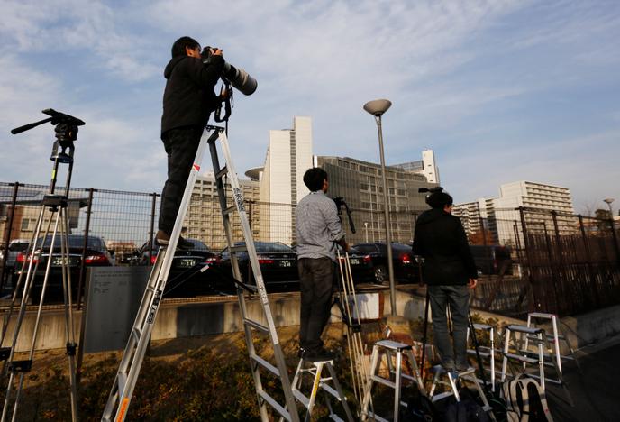 Devant la prison où est incarcéré Carlos Ghosn, à Tokyo, jeudi 20 décembre.