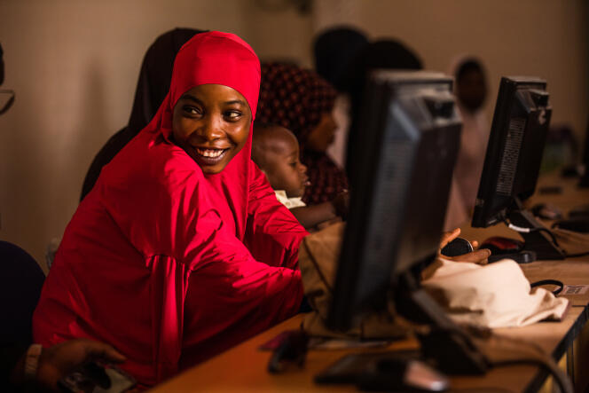 A Dosso, dans le sud du Niger, Aissita Hamidou, enseignante de 23 ans, suit des cours d’nformatique pouvoir changer de profession.