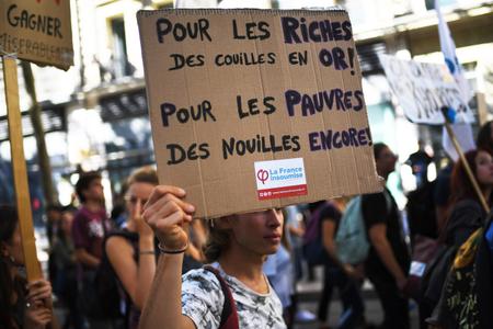 Manifestation contre le gel des salaires et la suppression de 120 000 emplois dans la fonction plublique, à Marseille, le 10 octobre 2017.