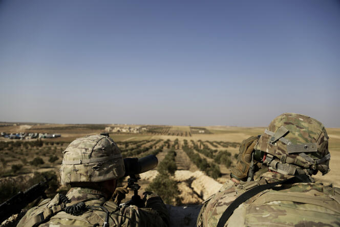 Des soldats américains placés au nord de la Syrie regardent vers la frontière turque, le 7 avril.