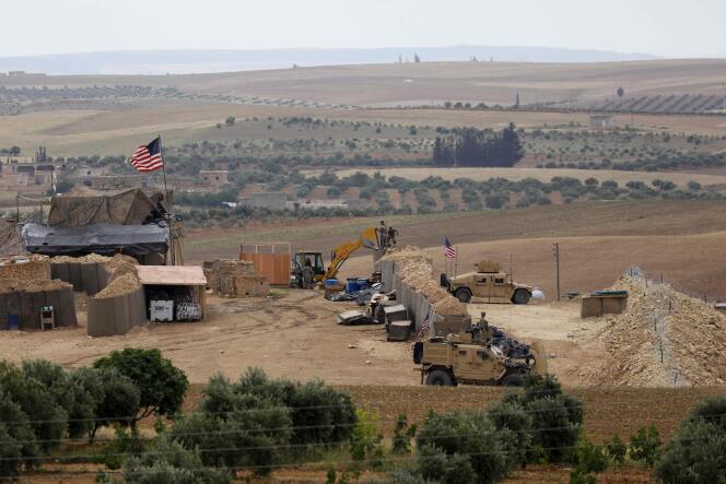 Des véhicules de la coalition soutenue par les forces américaines dans la ville de Manbij, dans le nord de la Syrie, en mai 2018.