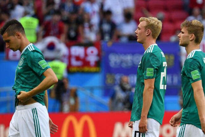 Les Allemands après leur défaite 2-0 contre la Corée du Sud le 27 juin, synonyme d’élimination de la Coupe du monde de football et de retour précipité au pays.