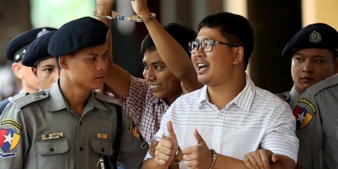 Les journalistes birmans Wa Lone et Kyaw Soe Oo, le 27 août 2018, devant la Cour de justice de Rangoun.