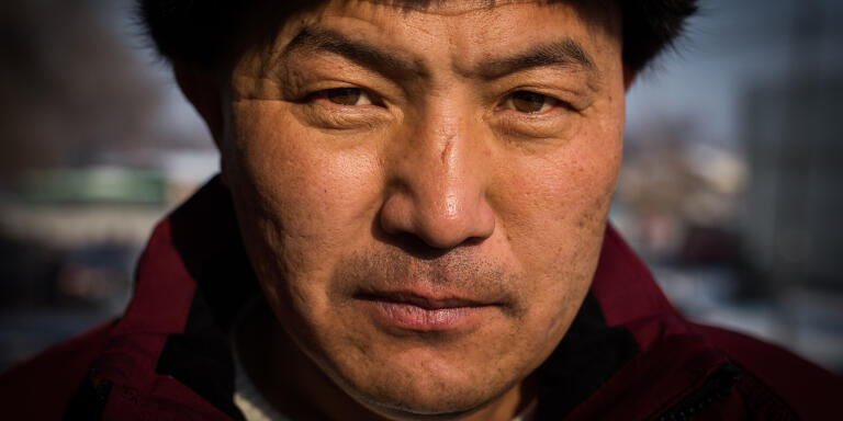 Orynbek Korsebek, d'origine Kazakh, a passé 125 jours dans un camp de rééducation en Chine, dans le Xinjiang. La Chine accuse les minorités Ouïghours et Kazakhs d’extrémisme. Le gouvernement envoie les personnes dans des camps de rééducation s'ils pratiquent leur religion, s'ils voyagent à l'étranger, ou s'ils ont de la famille à l'étranger. Almaty, Kazakhstan, décembre 2018.