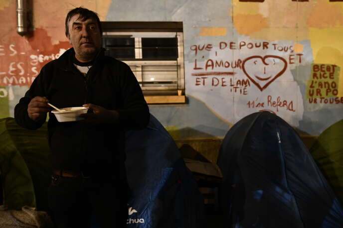 Comme des milliers de personnes, un homme se prépare à passer la nuit dehors, à Paris, le 28 février.