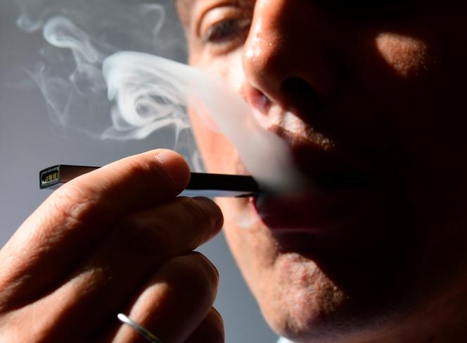 Le fabricant de vapoteuses Juul vend une part de son capital  un gant du  tabac et verse 2 milliards de dollars  ses employs mcontents