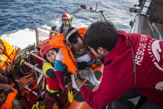 Un bébé secouru par l’équipe du navire de l’ONG Proactiva Open Arms, le 21 décembre, au large des côtes libyennes.