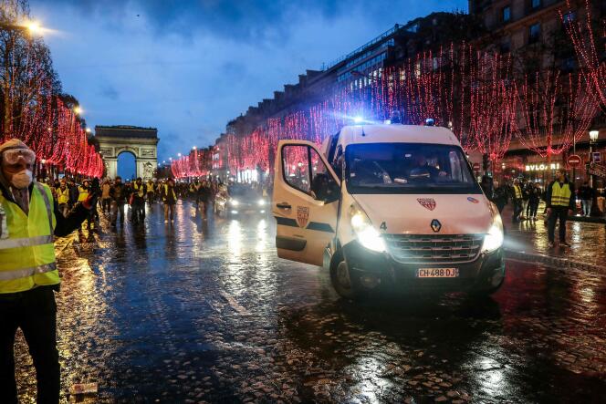 Un véhicule de police sur l’avenue des Champs-Elysées, samedi 22 décembre.