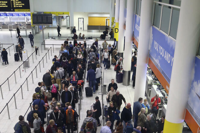 Des passagers en attente d’un vol à l’aéroport de Gatwick, le 22 décembre, après l’interruption du trafic provoqué par des drones non identifiés.
