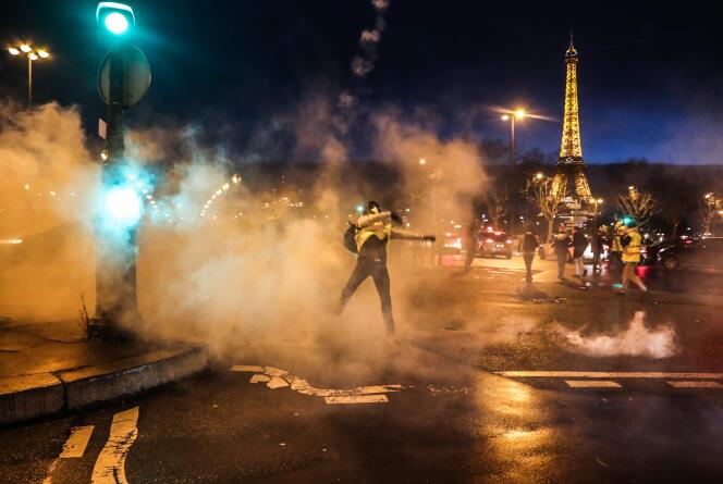 Accrochages entre les forces de l’ordre et les manifestants en marge de la manifestation des « gilets jaunes », place de la Concorde, à Paris, le 22 décembre.